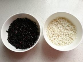 先将黑米和糯米充分泡发，黑米时间要泡得更久一些