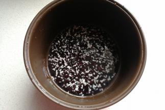 然后将黑米和糯米混合放入电饭煲，加一点水蒸熟，水量与糯米持平