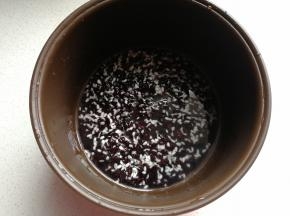 然后将黑米和糯米混合放入电饭煲，加一点水蒸熟，水量与糯米持平