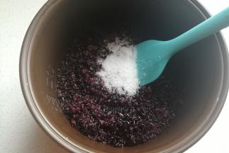 糯米饭蒸熟后，趁热加入适量白糖，再加入少许熟油拌均匀