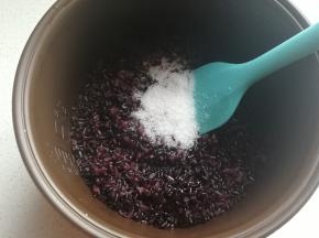 糯米饭蒸熟后，趁热加入适量白糖，再加入少许熟油拌均匀