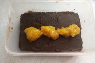 接着取适量芒果酱放在豆沙表面