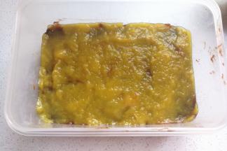 也用刮刀把芒果酱抹平抹均匀