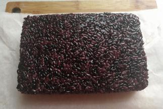 然后把压好的黑米饭倒扣过来