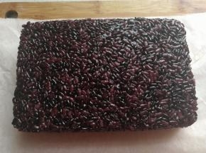 然后把压好的黑米饭倒扣过来