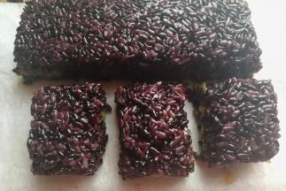 再用刀分切成合适的大小块，然后装盘，摆上自己喜欢的干果和坚果装饰即可