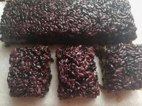 再用刀分切成合适的大小块，然后装盘，摆上自己喜欢的干果和坚果装饰即可