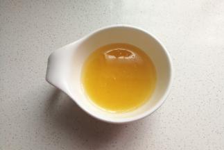 取榨好的橙汁35克加入玉米油拌均匀