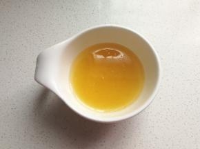 取榨好的橙汁35克加入玉米油拌均匀