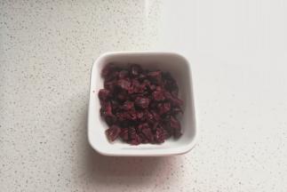 蔓越莓干先切碎备用
