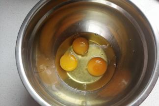 鸡蛋打入无油无水的干净盆中