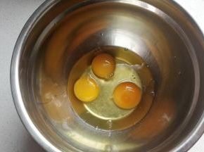 鸡蛋打入无油无水的干净盆中