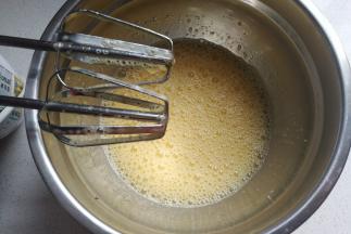 先用打蛋器打散打至粗泡状态