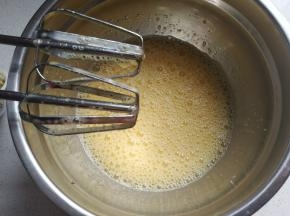 先用打蛋器打散打至粗泡状态