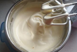 在坐一盆50度左右的温水打发至出现纹路不消失的状态