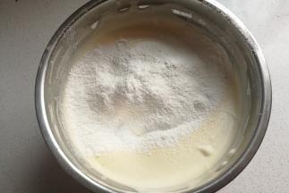 然后分两次筛入低筋面粉，翻拌均匀