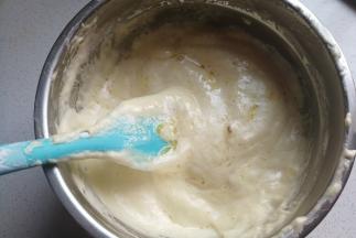 再把橙汁混合液也分两次淋在搅拌刀上，让橙汁液自然地流在蛋糊表面，然后切拌均匀