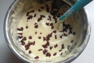 接着把蔓越莓干撒入蛋糊中，稍微拌几下即好