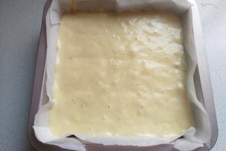 再把蛋糕糊倒入到铺好油纸的八寸方盘中震荡几下，放入预热好的烤箱中层上下火160~170度烤约30~35分钟左右即好（具体根据自家烤箱脾性灵活调整哈）