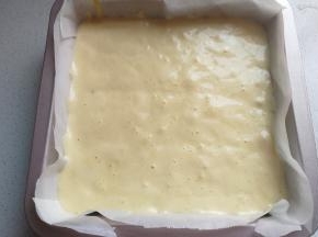 再把蛋糕糊倒入到铺好油纸的八寸方盘中震荡几下，放入预热好的烤箱中层上下火160~170度烤约30~35分钟左右即好（具体根据自家烤箱脾性灵活调整哈）