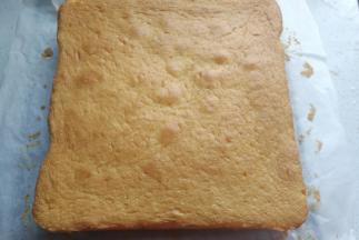 烤好后出炉晾凉切块食用，味道超好哦！