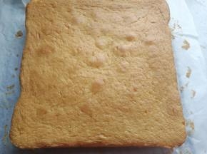 烤好后出炉晾凉切块食用，味道超好哦！