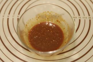 温水和速溶咖啡粉混合均匀