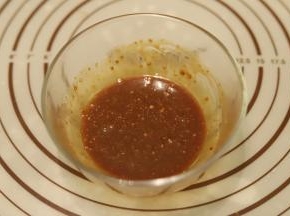 温水和速溶咖啡粉混合均匀