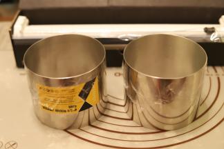 准备两个学厨的4寸慕斯模，一面用保鲜膜包好备用