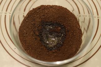 奥利奥饼干碎装入保鲜袋内，擀面杖擀碎，加入黄油混合均匀