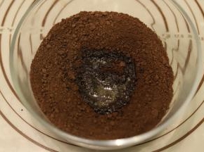 奥利奥饼干碎装入保鲜袋内，擀面杖擀碎，加入黄油混合均匀