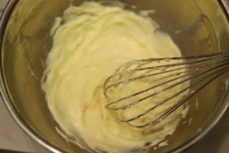 奶油奶酪事先软化，加入细砂糖，搅拌至顺滑