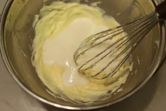 分次加入酸奶，拌匀