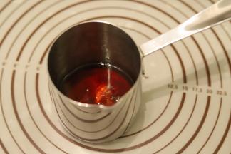 朗姆酒装入奶锅，小火加热后放入沥干水分的吉利丁片，拌至融化