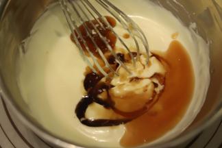 加入奶酪糊内，拌匀