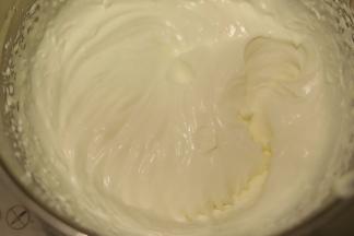 淡奶油加入砂糖，打发至半流动状态，就6成