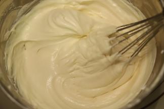 混合奶酪糊和打发好的淡奶油