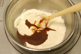 分一半做好的慕斯糊，加入刚才的咖啡液