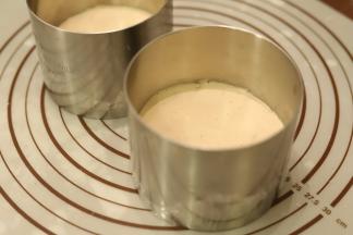 将咖啡慕斯糊倒入三分之一慕斯圈内，放入冰箱冷冻15分钟