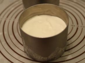 将所有的原味慕斯糊倒入慕斯圈内，冰箱冷冻15分钟后再倒入剩余的咖啡慕斯糊，冰箱冷藏至少4小时以上