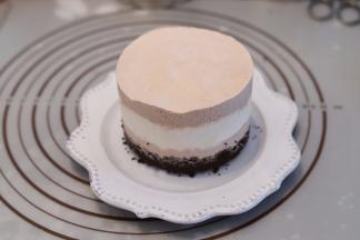 从冰箱取出慕斯，用电吹风脱模