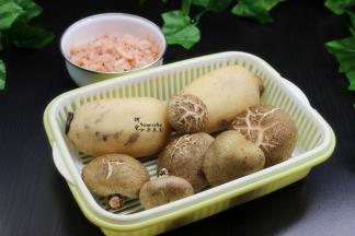 准备食材：莲藕、香菇、粘米粉等食材；