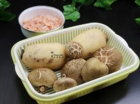 准备食材：莲藕、香菇、粘米粉等食材；
