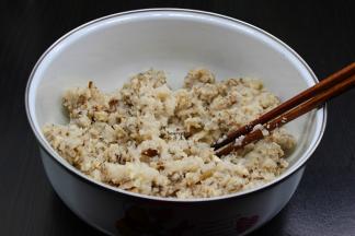 莲藕洗净去皮、香菇去蒂，洗净，放入料理机打碎；