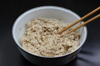 打碎的莲藕、香菇、加入粘米粉、盐、油、五香粉，拌均；