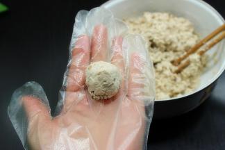 揉搓成光滑的丸子；