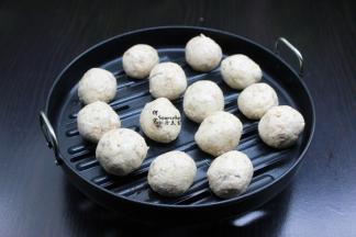 把做的丸子，放入空气炸锅的炸篮上；