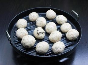 把做的丸子，放入空气炸锅的炸篮上；