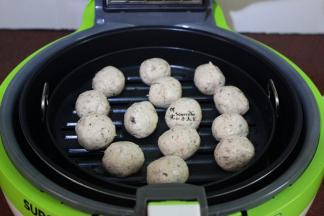 把炸篮放入空气炸锅上；