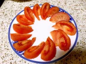 西红柿去皮，切月牙状